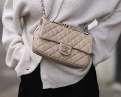 woman wearing a Chanel Matelasse bag with a classic outfitの画像