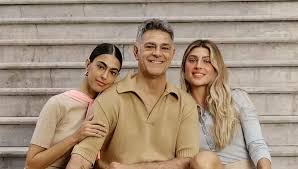 Edu Moscovis posa ao lado das filhas modelos: ‘O que não falta é amor’