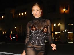 Beatriz Reis usa vestido transparente e é barrada de restaurante em Miami