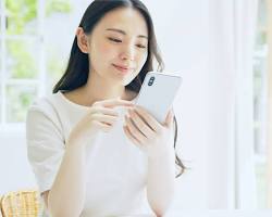 スマートフォンで口コミをチェックする人の画像