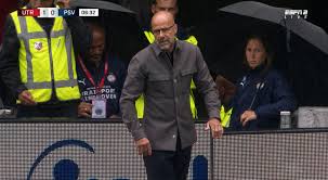PSV-supporters zijn eigen speler spuugzat: ‘Het is klaar, weg ermee!’