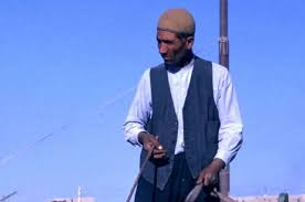 مرد گاریچی در خیابانی در حومۀ اصفهان؛ سال 40(عکس)|عصرایران