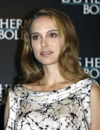 ... lo que le ha permitido madurar una idea clara de lo que espera de su profesión y una determinación que también desarrolla en su papel de Ana Bolena en ... - 2008021897natalie_portman_dentro