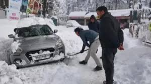 कश्मीर में पर्यटकों के लिए देवदूत बनी पुलिस, हाईवे पर बर्फ के बीच फंसे 190 लोगों को बचाया