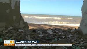 Pescador tem casa destruída por mar em Povoação, Linhares