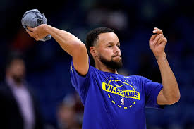 NBA: Curry arremessa de fora da quadra e acerta cesta antes de jogo do Warriors