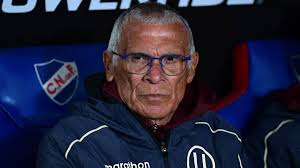 Héctor Cúper no se guardará nada: la alineación de Universitario vs. Tolima, en busca de la clasificación