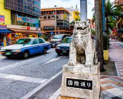 Kokusai Street in Naha, Okinawa, bustling with tourists and locals shopping and dining.の画像