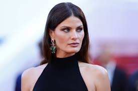 Isabeli Fontana elege fenda poderosa para o tapete vermelho do Festival de Cannes 2026
