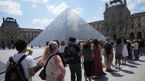 Louvre Museum Unexpectedly Closes, Stranding Thousands