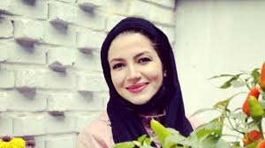 فیلم/ نگاهی به دکوراسیون زیبای خانه خاله شادونه هنگام زدن پیانو در اتاق پذیرایی اش / از پرده های درباری تا آباژور دکوری و پیانو کنار خونه...
