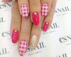 Hình ảnh về Pink Nail Designs with Gingham Patterns