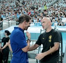 [Photo] "Please give us a great match!" The handshake between ATM and the Manchester City master coaches