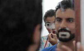 A &quot;clown doctor&quot; prepares before the pre-carnival festivities at the Eduardo Rabello hospital in Rio de Janeiro January 31, 2013.REUTERS/Sergio Moraes - rio-de-janeiro-pre-carnival-festivities