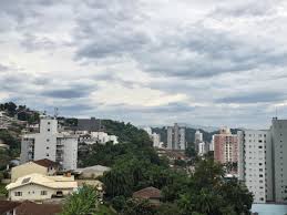 Céu nublado e com previsão de chuva nesta sexta-feira. Temperatura agora em 22°C e a máxima prevista de Sábado também tem previsão de chuva.Mas o tempo vai mudar no domingo. Volta o sol e vem o forte frio com mínimas de 9°C.