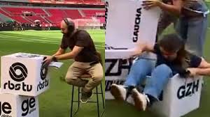 Vídeo: Ventania derruba repórter da Globo ao vivo durante cobertura de clássico no RS