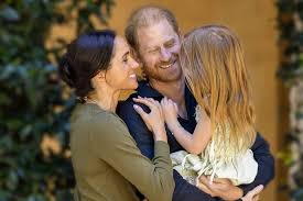 Filha de Harry e Meghan, Lilibet faz 5 anos e tem rosto quase revelado