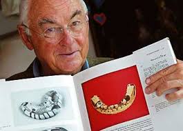 Zahnarzt Werner Neuhauser zeigt ein Bild von George Washingtons Prothese, ...
