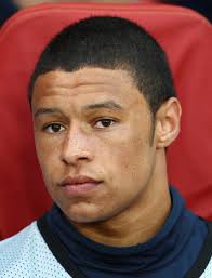 Alex Oxlade-Chamberlain of Arsenal looks on ahead of the UEFA Champions League play-off first leg match between Arsenal ... - Alex%2BOxlade%2BChamberlain%2BArsenal%2Bv%2BUdinese%2Be3oio5Uhn15l