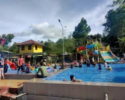 Gambar Berenang di kolam air panas Wisata Walini