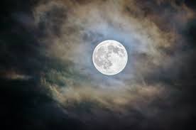 Doppia Luna piena per il cielo di maggio, apre e chiude il mese