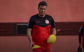 Agora no Campinense, Evaristo Piza encara o Botafogo-PB e tenta manter ‘tabu dos clássicos’