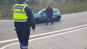 Stupeur à un contrôle douanier sur l'A8 à Brignoles : les agents fouillent une voiture, le cadavre d'une femme était caché à l'intérieur — ladepeche.fr