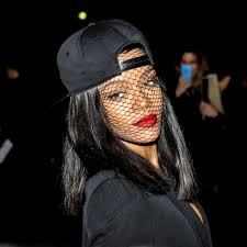 Rihanna e i suoi cappellini Valentina Barzaghi - 01-00268228000098m_quadro