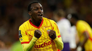 Futebol: Lens aproxima-se do Paris Saint-Germain na Liga Francesa