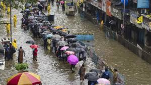 मुंबई में आज बारिश: रेड अलर्ट के बीच शहर की रफ्तार थमी
