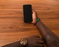 Изображение: person using a smartphone to book tickets through an AIpowered app