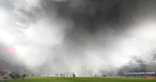 Fast zehn Minuten Pause: Köln-Fans legen mit dichtem Rauch das Spiel gegen Bayern lahm