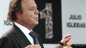 Julio Iglesias demanda a elDiario.es por acusaciones falsas en denuncia de mujeres por agresiones sexuales