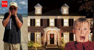 ‘Querido Dios, haz que esto se detenga:’ El presentador de Solo en casa revela décadas de intrusión en una nueva memoria