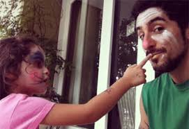 Marcos Mion posta foto com o rosto todo pintado pela filha - Reprodução. Publicidade. Marcos Mion se rendeu aos caprichos de sua filha Donatella, ... - 167493_36