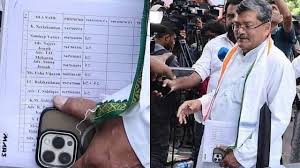 मुकुल वासनिक के हाथ में केरलम के नए CM के नाम की फाइल, दिखा रहे या छिपा रहे