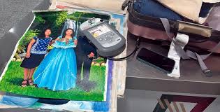 Transportaba cocaína entremezclada en la pintura de lienzos; detención llevada a cabo en el Aeropuerto Internacional de la Ciudad de México.