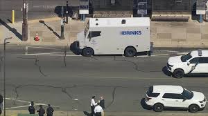 Men armed with assault rifles rob Brinks truck in Philadelphia: police