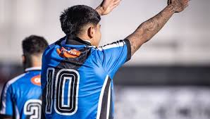 Racing le Quita el Invicto a Danubio en un Emocionante 2-1 - Imagen ilustrativa del artículo