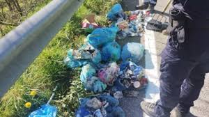 L'uomo che ha gettato più di 100 sacchetti in tangenziale prima di andare al lavoro