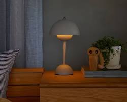 テーブルランプとマットレスの画像