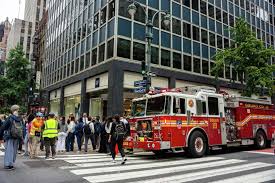 Desalojan zona alrededor de un rascacielos en remodelación en Manhattan por caída de escombro