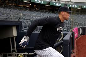 What's the score of the Yankee game? Yankees up 4-2 vs. Marlins