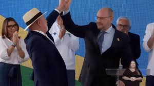Governador interino do Rio se emociona ao agradecer a Lula e ouve gritos de 'fica'