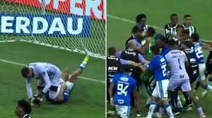 Golpes, patadas voladoras y intervención policial en la final del Campeonato Mineiro: el caos en el Mineirão