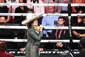 Camila Fernández comete error al cantar el Himno Nacional en Las Vegas y, 
ante las críticas, 'Canelo' la defiende