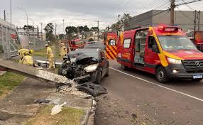 Motorista perde controle, bate carro contra poste e deixa passageira ferida em Curitiba