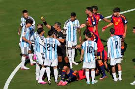 Final del Mundial: la tensión aumenta en medio del juego físico, un empujón por la espalda provoca la segunda tarjeta amarilla para Argentina
