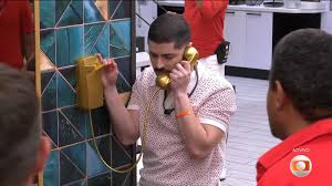 Quem atendeu ao Big Fone? Marcelo ouve mensagem sobre pulseira dourada