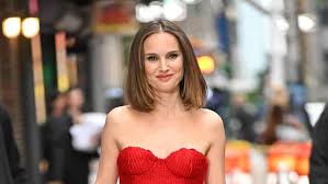Escándalo en las letras inglesas: Rachel Cusk destruye sin nombrarla a la actriz Natalie Portman en su última novela